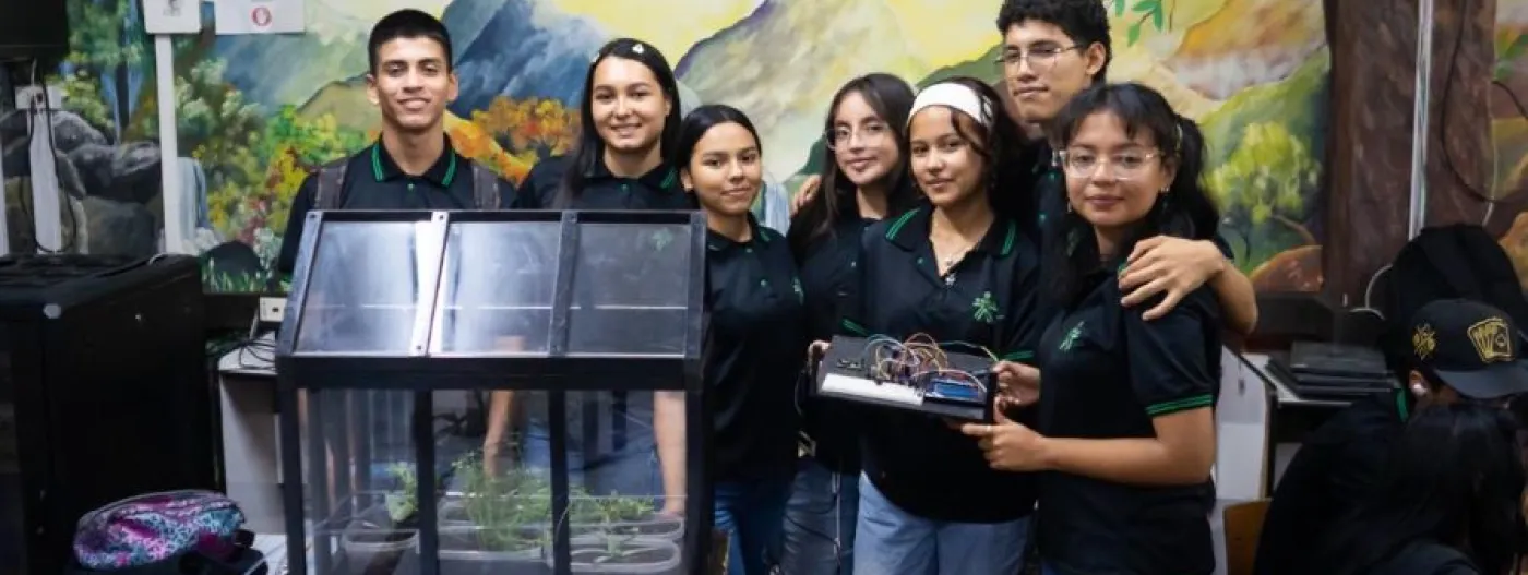 Grupo de estudiantes con dispositivos para invernadero en clase