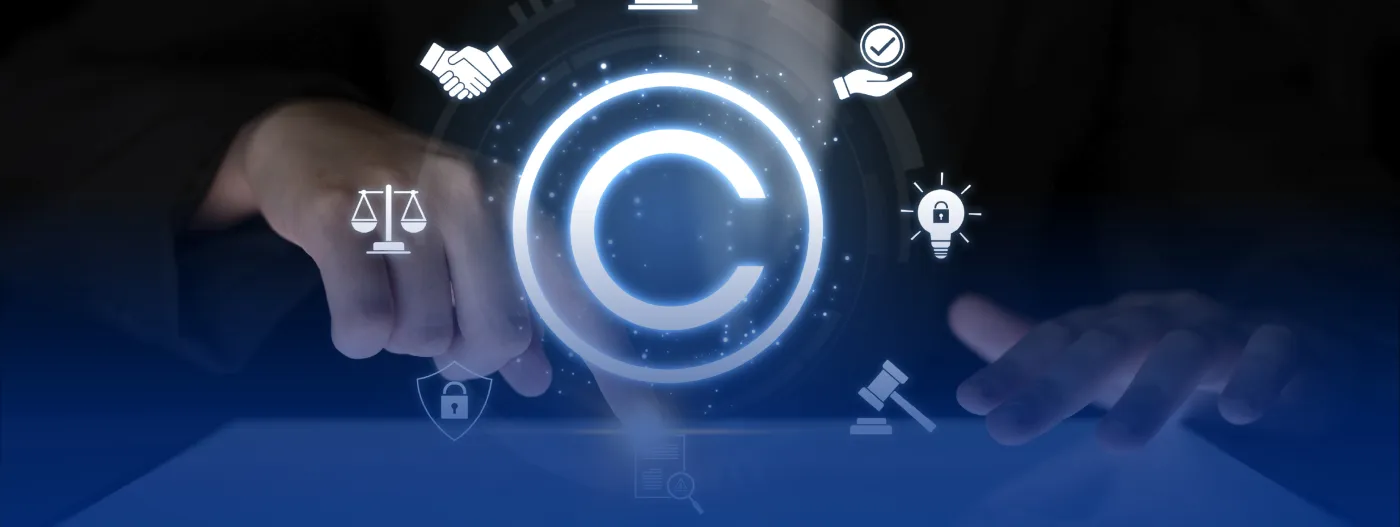 Manos sobre un dispositivo electrónico insinuando la búsqueda de varios temas