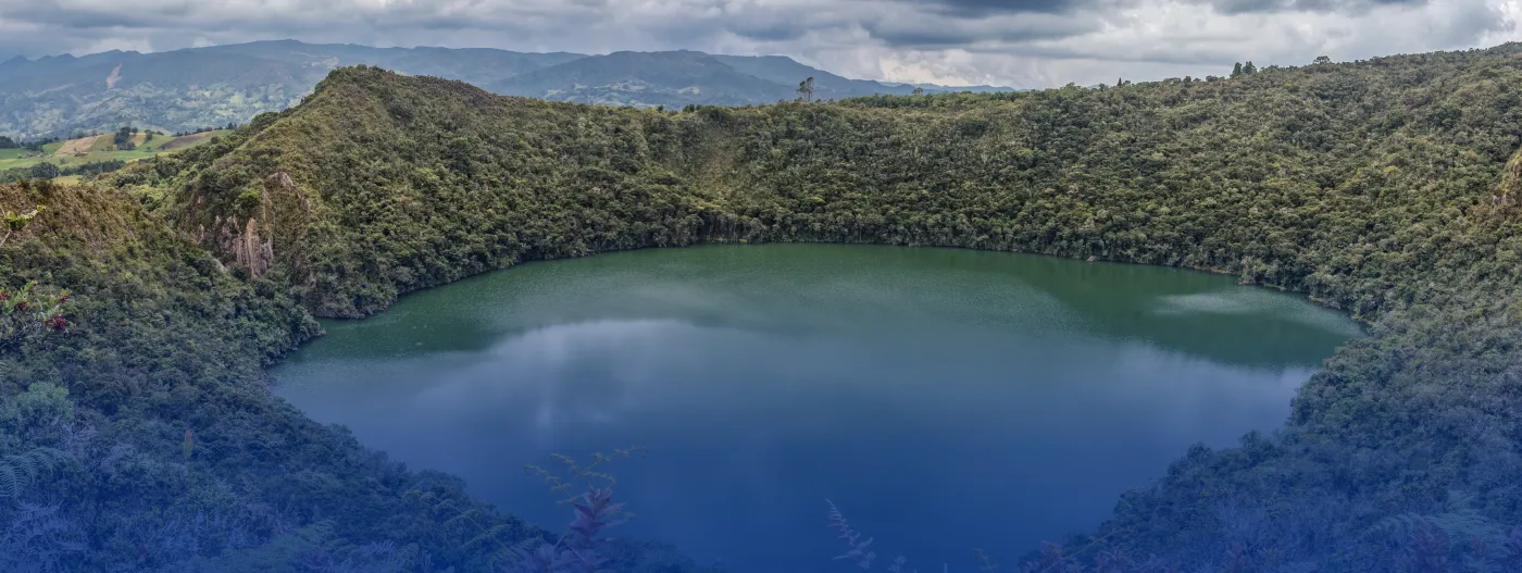 Imagen de un pequeño lago en medio de una colina