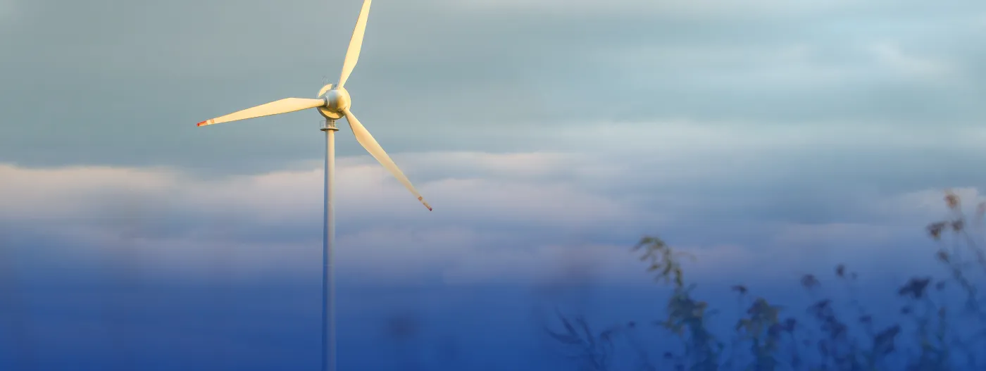 Imagen de un molino de viento en donde se ve de fondo el cielo