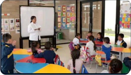 Fotografia de una clase de preescolar de la docente y sus estudiantes
