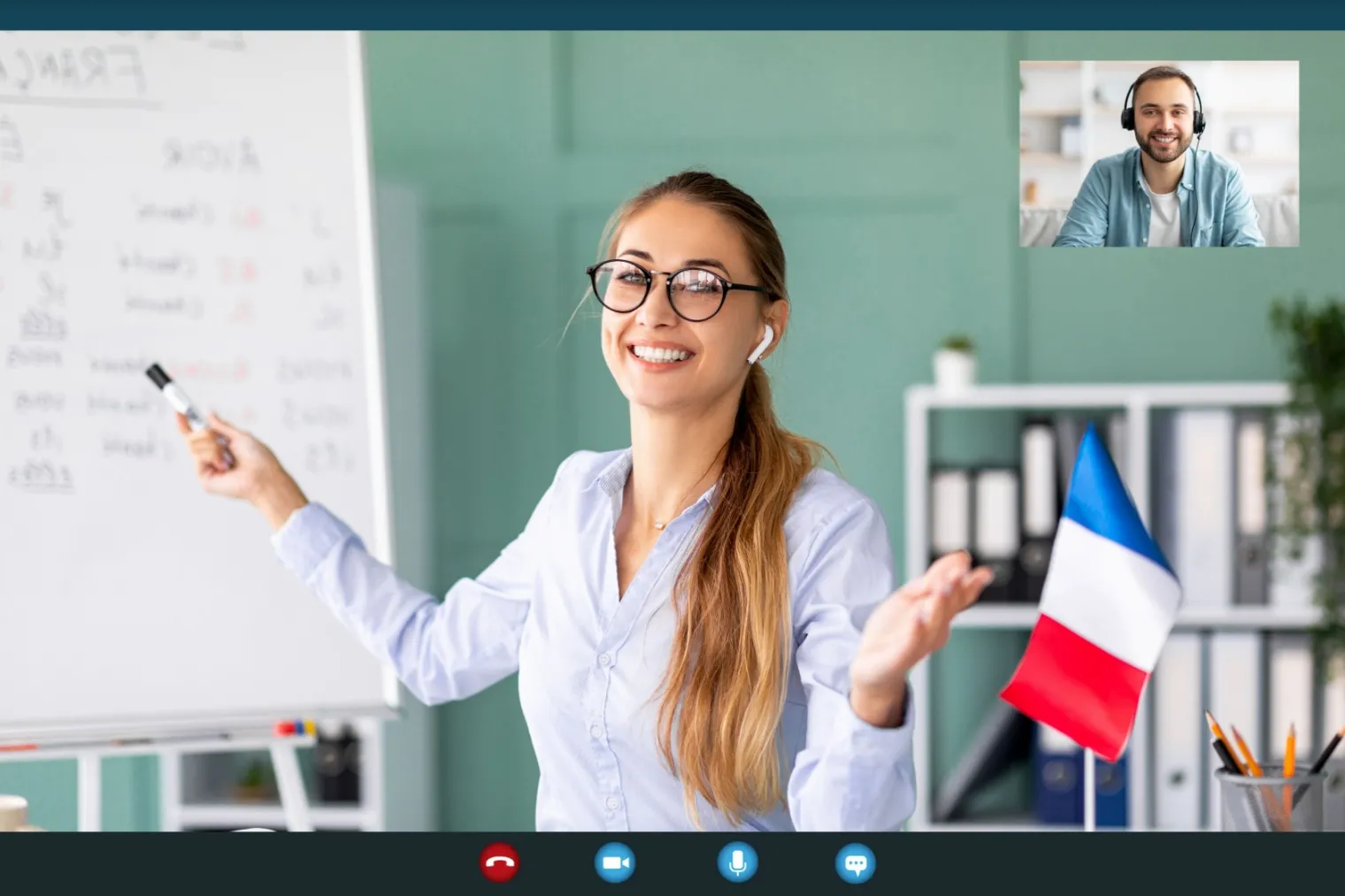 Docente, si quieres formarte en el idioma francés, esta convocatoria es para ti Profesora joven señalando tablero con palabras en francés, en curso virtual con alumno adulto en pantalla. Bandera de Francia