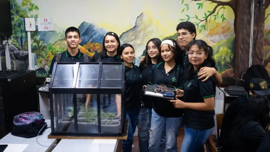 Docente, esta convocatoria es para tu institución: “Formación, acompañamiento y dotación tecnológica para iniciativas escolares” Grupo de estudiantes con dispositivos para invernadero en clase