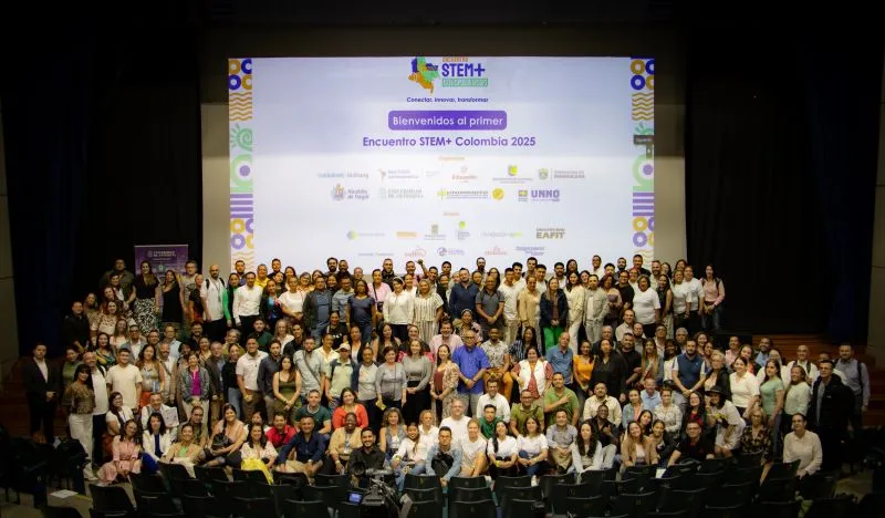 Colombia lideró el primer encuentro STEM+ 2025 y con su enfoque avanza hacia la transformación educativa del país Un gran número de personas en auditorio con el letrero de fondo que dice "Bienvenidos al primer encuentro STEM+ Colombia 2025" y los logos de los organizadores