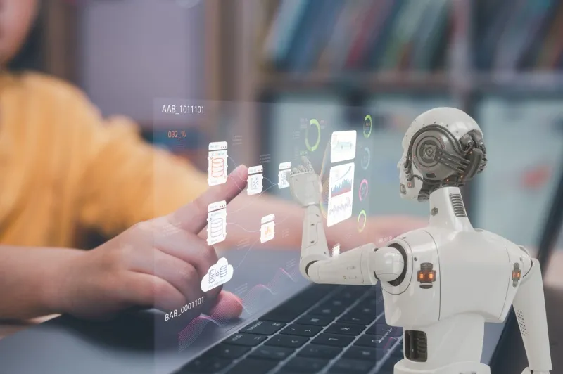 Robot interactúa con la mano de un niño, a través de una pantalla de computador