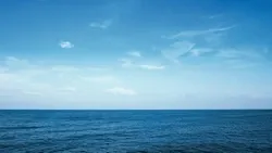 Imagén de un océano infinito y de cielo como parte del paisaje 