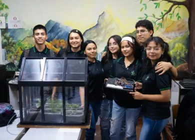 Grupo de estudiantes con dispositivos para invernadero en clase