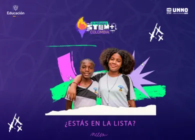 Dos estudiantes sonríen y posan juntas con uniforme escolar, sobre un fondo morado con gráficos coloridos. En la parte superior aparece el logo de las Olimpiadas STEM+ Colombia y la leyenda ¿Estás en la lista?