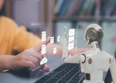 Robot interactúa con la mano de un niño, a través de una pantalla de computador