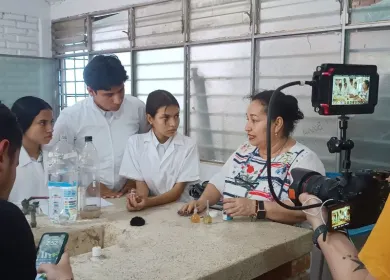 Profesora con alumnos en experimento que está siendo grabado