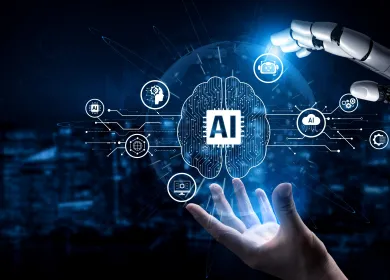 Silueta de un cerebro sostenido por unas manos y luces que insinúan Creatividad e Innovación