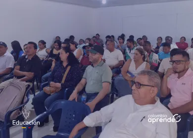 Grupo de docentes en un salón recibiendo capacitación sobre el uso del Portal Colombia Aprende