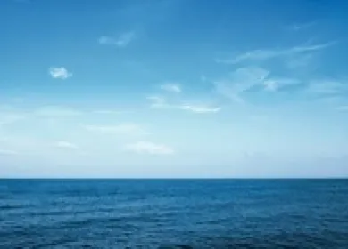 Imagén de un océano infinito y de cielo como parte del paisaje 